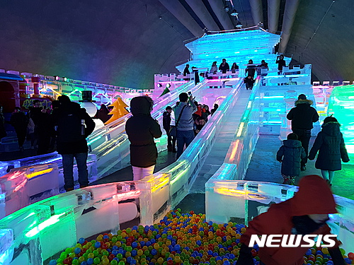 【화천=뉴시스】한윤식 기자 = 강원 화천 산천어축제 개막을 보름여 앞둔 가운데 24오후 세계최대 실내얼음조각광장이 개장식을 갖고 본격 운영에 들어갔다.2016.12.24&nbsp;&nbsp; ysh@newsis.com