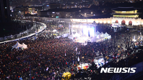 【서울=뉴시스】추상철 기자 = 크리스마스 이브인 24일 오후 서울 종로구 광화문광장에서 박근혜 대통령 퇴진을 위한 제9차 촛불집회가 열리고 있다. 2016.12.24.  scchoo@newsis.com