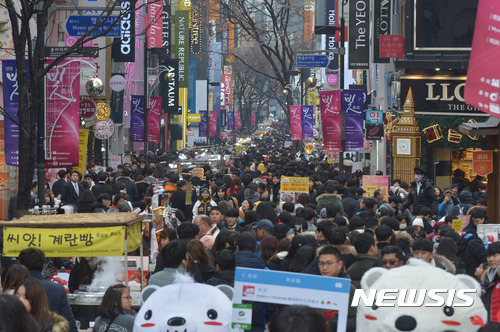 【서울=뉴시스】이영환 기자 = 크리스마스인 25일 오후 서울 중구 명동 거리가 관광객과 시민들로 붐비고 있다. 2016.12.25.  20hwan@newsis.com