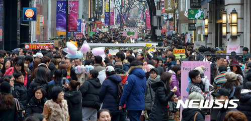 【서울=뉴시스】이영환 기자 = 크리스마스인 25일 오후 서울 중구 명동 거리가 관광객과 시민들로 붐비고 있다. 2016.12.25.&nbsp; 20hwan@newsis.com