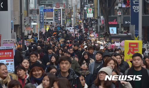 【서울=뉴시스】이영환 기자 = 크리스마스인 25일 오후 서울 중구 명동 거리가 관광객과 시민들로 붐비고 있다. 2016.12.25.   20hwan@newsis.com