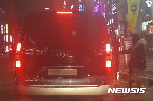 【서울=뉴시스】박성환 기자 = 지난해 12월22일 경기 안산시 한 노래방 앞에서 도우미가 승합차에서 내리고 있다.&nbsp;&nbsp; sky0322@newsis.com