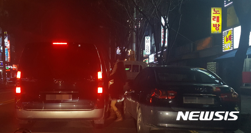 【서울=뉴시스】박성환 기자 = 지난해 12월22일 경기 안산시 한 노래방 앞에서 도우미가 승합차에서 내리고 있다.&nbsp;&nbsp; sky0322@newsis.com