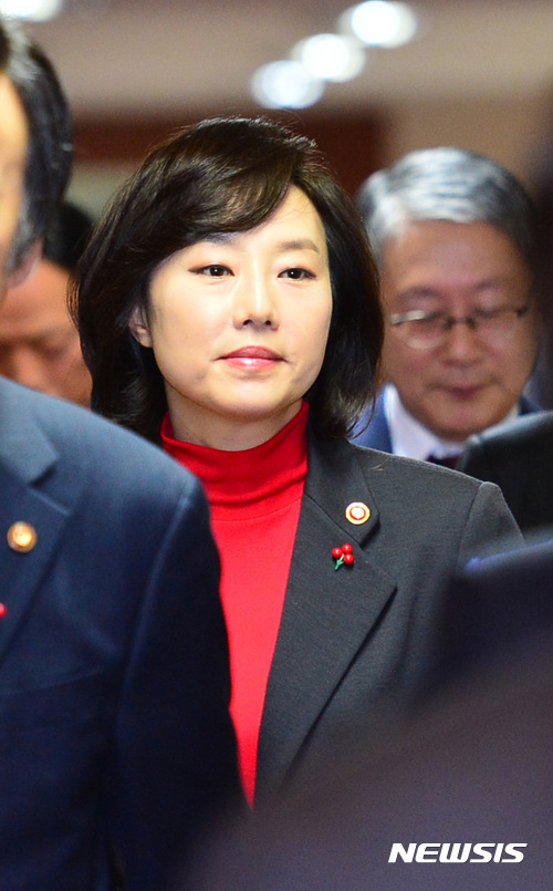 【서울=뉴시스】전진환 기자 = 27일 오전 서울 종로구 정부서울청사 영상회의실에서 열린 서울-세종 간 국무회의에 조윤선 문화체육관광부장관이 참석하고 있다. 2016.12.27.&nbsp; amin2@newsis.com 