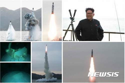 【서울=뉴시스】북한 노동신문이 4월 24일 잠수함 발사 탄도 미사일 SLBM 시험 발사 장면을 공개하며 이번 시험 발사가 대성공했다고 주장했다. 북한은 23일 오후 함경남도 신포 동북방 동해에서 실시한 SLBM 발사 사진을 여러 장 공개했다. 2016.12.28. (출처=노동신문) photo@newsis.com