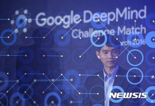 【서울=뉴시스】고승민 기자 = 이세돌 9단이 3월 12일 오후 서울 광화문 포시즌스호텔에서 열린 구글 딥마인드 '알파고'와의 세번째 대국에서 패배한 뒤 기자회견을 하고 있다. 이세돌이 3국까지 연패해 승부는 갈라졌지만, 대국은 14일 4국, 15일 5국으로 이어진다. 2016.12.28. kkssmm99@newsis.com