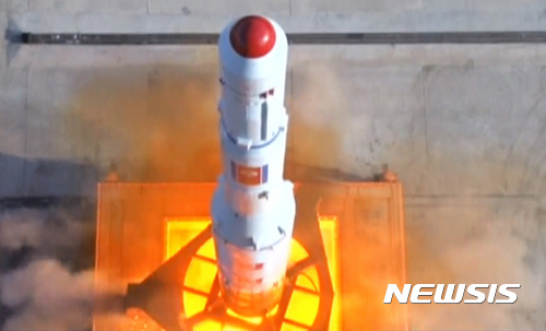 【서울=뉴시스】북한이 2월 7일 광명성 4호를 발사하고 11일 발사장면이 담긴 영상을 공개했다. 2016.12.28. (사진=조선중앙TV 캡쳐)&nbsp; photo@newsis.com