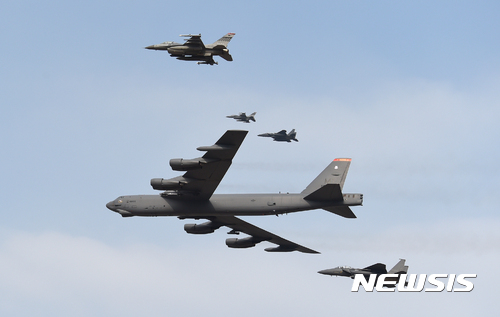 【오산=뉴시스】이정선 기자 = 핵 미사일로 무장한 미국의 전략무기 ‘B-52’ 장거리 폭격기가 1월 10일 경기도 오산 상공을 우리군 F-15K와 미 공군 F-16 전투기의 호위를 받으며 저공비행 하고 있다. 2016.12.28. (사진=국방일보 제공)&nbsp;&nbsp; photo@newsis.com