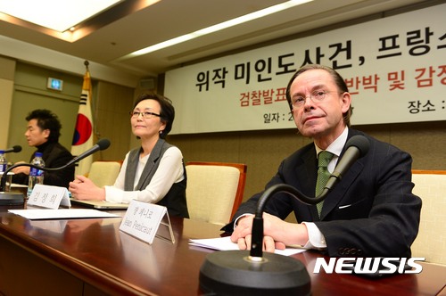 【서울=뉴시스】조성봉 기자 = 장 페니코(오른쪽) 프랑스 뤼미에르 테크놀로지 광학연구소 소장이 27일 오후 서울 중구 프레스센터에서 열린 ‘위작 미인도 사건 감정보고서 프랑스 '뤼미에르 테크놀로지' 공개 기자회견’에서 취재진의 질문을 경청하고 있다. 2016.12.27.&nbsp; suncho21@newsis.com