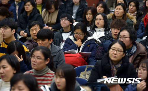 【서울=뉴시스】이영환 기자 = 27일 오후 서울 성동구청에서 열린 2017학년도 대학 정시입시 설명회를 찾은 학부모와 수험생들이 강의를 듣고 있다. 2016.12.27.   20hwan@newsis.com 