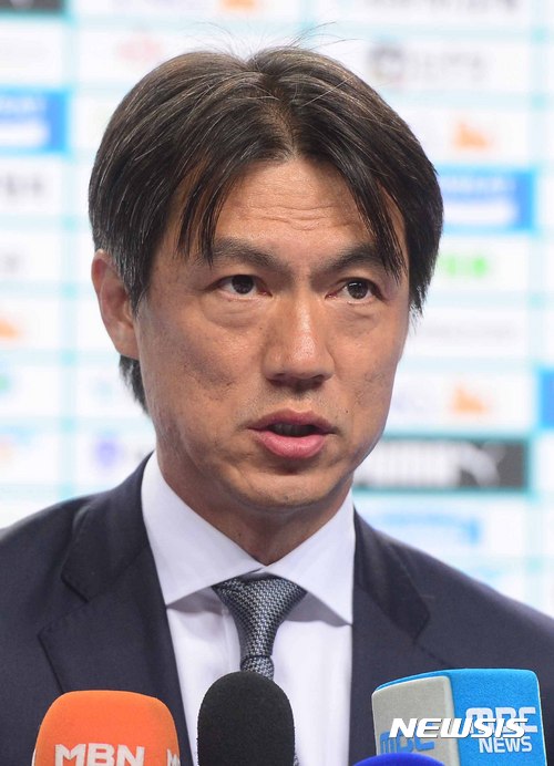 【서울=뉴시스】전신 기자 = 27일 서울 중구 장충체육관에서 열린 제14회 홍명보 자선축구 경기를 마친 후 홍명보 이사장이 인터뷰를 하고 있다. 2016.12.27&nbsp; photo1006@newsis.com