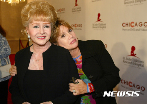 【 베벌리 힐스=AP/뉴시스】할리우드 영화 '스타워즈'에서 '레아 공주'로 열연했던 미국 여배우 캐리 피셔가 27일(현지시간) 60세를 일기로 세상을 떠났다. 사진은 2003년 베벌리 힐스에서 저명한 배우였던 어머니 데비 레이놀즈와 함께 한 캐리 피셔. 2016.12.28 