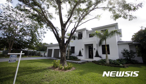 【로스앤젤레스=AP/뉴시스】 미국의 9월 기존주택 거래량이 515만채로, 전달에 비해 3.4% 줄어들었다. 6개월 연속 감소세이며 최근 2년 사이 가장 큰 하락폭이다. 주택거래량 감소는 금리가 인상된 여파다. 2018.10.19 