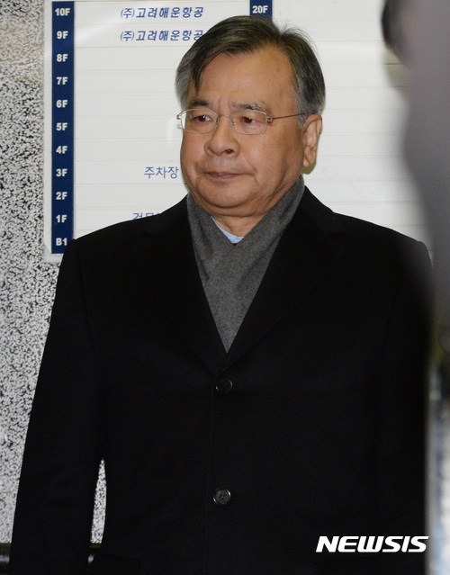 【서울=뉴시스】김진아 기자 = 박영수 특별검사가 29일 오전 서울 강남구 '박근혜 정부의 최순실 등 민간인에 의한 국정농단 의혹 사건 규명을 위한' 특별검사 사무실로 출근하고 있다. 2016.12.29. bluesoda@newsis.com