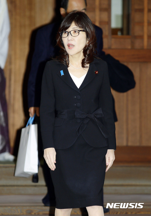 【도쿄=AP/뉴시스】이나다 도모미 일본 방위상이 29일 도쿄 야스쿠니 신사를 참배하고 있다. 2016.12.29