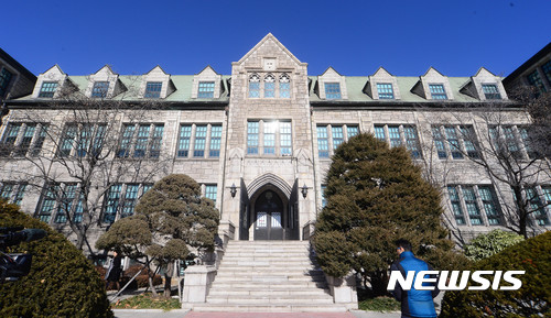 【서울=뉴시스】김선웅 기자 = 최순실 국정농단 사건을 수사 중인 박영수 특별검사팀이 29일 최 씨의 딸 정유라의 이화여대 부정입학 특혜와 관련해 최경희 전 총장 주거지, 이화여대 등을 압수수색 하고 있다. 사진은 이날 오후 특검이 압수수색을 벌이고 있는 총장 집무실이 위치한 서울 서대문구 이화여자대학교 본관의 모습이다. 2016.12.29. mangusta@newsis.com