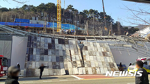 【부산=뉴시스】하경민 기자 = 29일 오후 2시 37분께 부산 동래구의 한 아파트 신축현장에서 옹벽차단용 거푸집이 무너지는 사고가 발생했다.&nbsp; 이 사고로 인부 3명이 다쳐 인근 병원으로 옮겨진 것으로 전해졌다. 2016.12.29. (사진=부산경찰청 제공)&nbsp; yulnetphoto@newsis.com