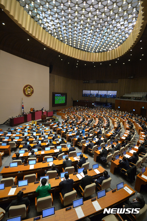 【서울=뉴시스】박진희 기자 = 제347회 3차 본회의가 열린 29일 오후 서울 여의도 국회 본회의장에서 탈당으로 원내 2당이 된 새누리당 의원석이 중앙에서 우측(사진 상단)으로 이동하였고 원내 1당을 차지한 더불어민주당은 중앙으로 이동하게 됐다. 2016.12.29.&nbsp; pak7130@newsis.com