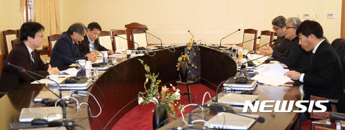 【강릉=뉴시스】김경목 기자 = 29일 강릉원주대학교 최재식 교무처장, 이형원 학생처장, 박덕영 기획협력처장, 강원대학교 김풍기 교무처장, 홍성구 학생처장, 김광호 기획처장이 강릉시 강릉원주대 대학본부에서 공유 개념의 강원권 국립대 연합대학 모델 개발 추진에 합의한 데 따른 협력 과제를 구체화하는 1차 회의를 하고 있다. 2016.12.29. (사진=강릉원주대학교 제공) photo@newsis.com