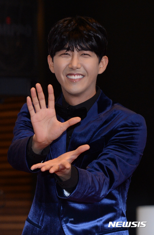 【서울=뉴시스】임태훈 기자 = 29일 오후 서울 마포구 상암동 MBC 본사 공개홀에서 열린 2016 MBC 연예대상 레드카펫 행사에서 '무한도전'의 황광희가 포즈를 취하고 있다. 2016.12.29. taehoonlim@newsis.com