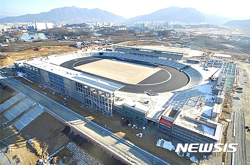 【충주=뉴시스】강신욱 기자 = 30일 현재 80％의 공정을 보이는 충북 충주시의 내년 전국·장애인체전 주경기장에 대해 충주시가 지역의 이미지를 널리 알릴 수 있는 이름을 공모한다. 2016.12.30. (사진=충주시 제공)&nbsp; photo@newsis.com