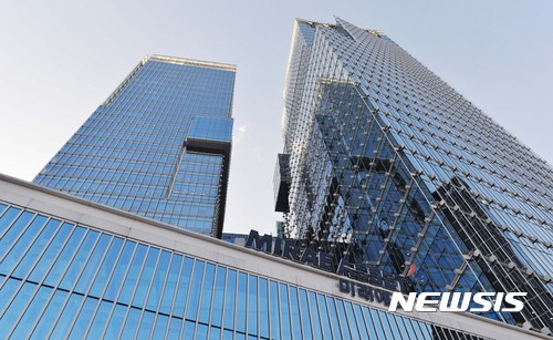 【서울=뉴시스】신태현 기자 = 미래에셋증권과 대우증권의 통합증권사인 미래에셋대우가 합병 등기를 마치고 공식 출범한 30일 오전 서울 중구 미래에셋대우 본사위로 맑은 하늘이 펼쳐져 있다. 합병이 마무리되면서 미래에셋대우는 자산규모 62조 5000억원, 자기자본 6조 6000억원의 국내 최대 증권사가 됐으며, 미래에셋대우의 새로운 주식은 내년 1월 20일 상장된다. 2016.12.30. holjjak@newsis.com