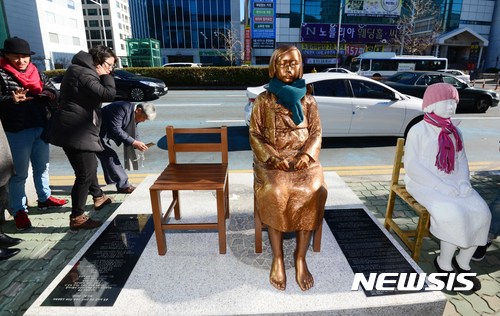 【부산=뉴시스】 하경민 기자 = 부산 동구 일본총영사관 정문 앞에 설치됐다가 관할 구청에 철거·압류된 '평화의 소녀상'이 2016년 12월 30일 영사관 앞에 다시 설치돼 있다. 동구청은 지난 28일 소녀상을 강제로 철거했다가 심한 비난을 받게되자 이날 소녀상을 부산시민단체에 반환하고 영사관 앞 설치를 전격 허용했다. 2016.12.30. yulnetphoto@newsis.com 