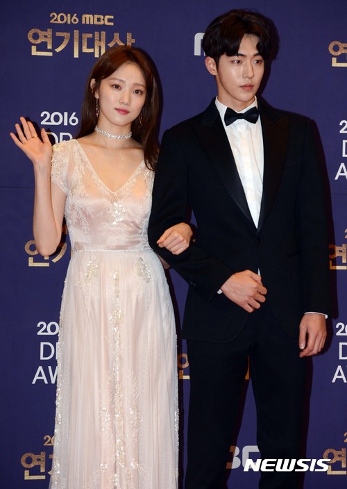 【서울=뉴시스】신태현 기자 = 배우 이성경(왼쪽)과 남주혁이 30일 오후 서울 마포구 MBC에서 열린 ‘2016 MBC 연기대상’ 참석에 앞서 포토타임을 갖고 있다. 올 한해 MBC드라마를 빛낸 스타들이 참석하는 이날 시상식엔 대상과 올해의 드라마상, 베스트 커플상 등이 시청자의 투표로 결정된다. 2016.12.30. holjjak@newsis.com