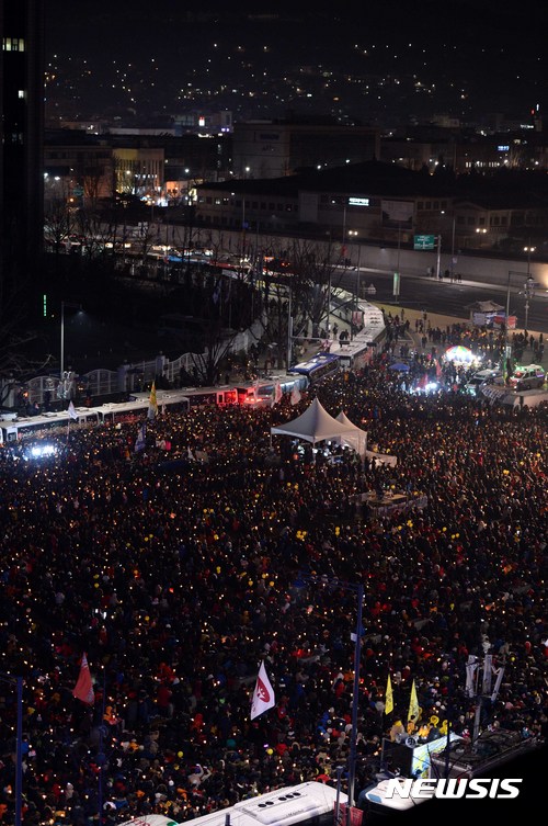 【서울=뉴시스】고범준 기자 = 2016년 병신년(丙申年) 마지막날인 31일 오후 서울 종로구 세종대로 광화문 광장에서 열린 박근혜 대통령 퇴진을 촉구하는 제10차 주말 촛불집회에서 시민들이 촛불을 밝히고 있다. 2016.12.31.   bjko@newsis.com