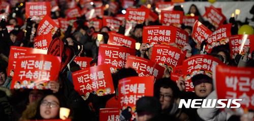 【서울=뉴시스】고범준 기자 = 2016년 병신년(丙申年) 마지막날인 31일 오후 서울 종로구 세종대로 광화문 광장에서 열린 박근혜 대통령 퇴진을 촉구하는 제10차 주말 촛불집회에서 시민들이 함성을 외치고 있다. 2016.12.31.   bjko@newsis.com