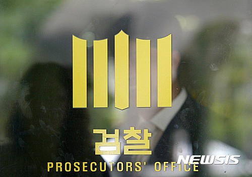 검찰, '靑특감반원 접대' 의혹 골프장 여러곳 압수수색