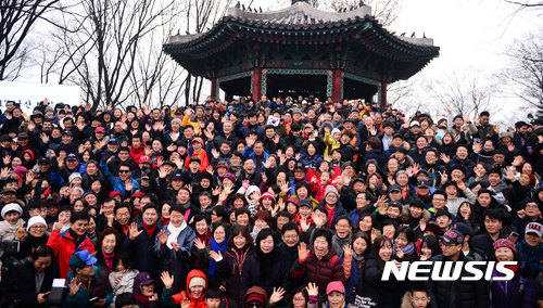 【서울=뉴시스】추상철 기자 = 2017년 정유년 새해 해맞이 행사가 열린 1일 오전 서울 중구 남산 팔각정 앞에서 해맞이객이 새해가 밝아오자 손을 흔들며 환호하고 있다. 2017.01.01. scchoo@newsis.com