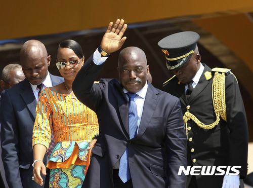 【유엔본부= AP/뉴시스】 = 유엔안전보장 이사회는 콩고민주공화국에게 조기 대선과 민주적인 선거절차를 지키라고 요구했던 지난 해 12월의 결의안을 재확인하고 평화적 정권교체를 하도록 4일(현지시간) 재차 권고했다.&nbsp;&nbsp; 사진은&nbsp; 임기가 이미 끝났는데도 선거를 미루면서 국민들의 지탄을 받고 있는 조셉 카빌라 대통령이 지난 해 독립기념일 기념식에 참석했을 때의 모습.&nbsp;&nbsp;&nbsp; 