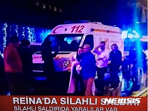 【서울=뉴시스】1일(현지시간) 새벽 터키 수도 이스탄불의 한 나이트클럽에서 총격사건이 발생해 최소 2명이 목숨을 잃었다. (사진 출처: CNN퇴르크) 2017.01.01