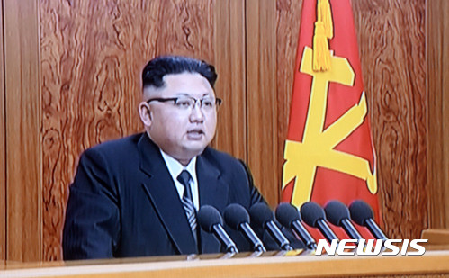【서울=뉴시스】2017년 정유년 새해를 맞아 1일 북한 김정은 국방위원회 제1위원장이 육성 신년사를 조선중앙TV가 보도하고 있다. 2017.01.01.(사진=조선중앙TV 캡쳐) photo@newsis.com