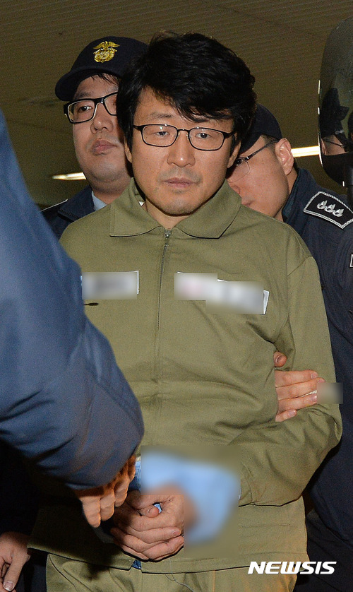 【서울=뉴시스】권현구 기자 = 정유라 이화여대 재학 당시 정 씨의 대리 시험 등 학사 특혜를 준 의혹으로 긴급체포된 류철균(필명 이인화) 교수가 1일 오후 서울 강남구 '박근혜 정부의 최순실 등 민간인에 의한 국정농단 의혹 사건 규명을 위한' 특별검사 사무실로 소환되고 있다. 2017.01.01.&nbsp; photo@newsis.com