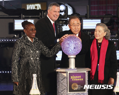 【뉴욕=AP/뉴시스】지난달 31일(현지시간) 반기문 유엔 사무총장과 유순택 여사가 빌 더블라지오 뉴욕시장(왼쪽에서 두번째)과 그의 부인 셜레인 맥크레이와 함께 새해맞이 행사인 뉴욕 타임스 스퀘어의 '크리스털 볼드롭'에 참석하고 있다. 2017.01.01