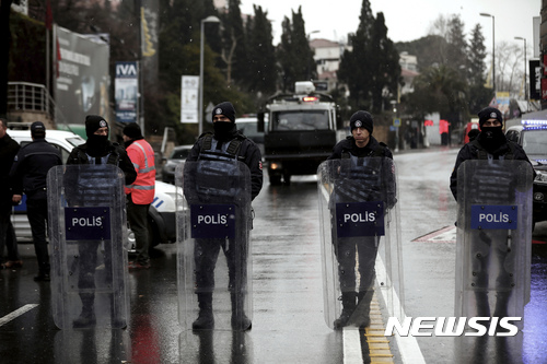 【이스탄불=AP/뉴시스】1일(현지시간) 터키 이스탄불 나이트클럽 총기난사 사건 현장 부근에서 경찰이 현장을 통제하고 있다. 이번 총기 테러러 최소 39명이 사망하고 70여 명이 부상했다. 2017.01.01