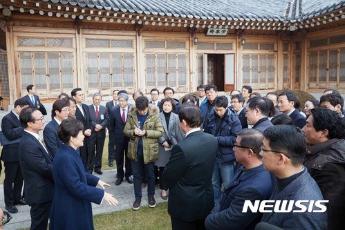 【서울=뉴시스】전신 기자 = 박근혜 대통령이 1일 청와대 상춘재 앞에서 출입기자단과 만나 환담을 나누고 있다. 2017.01.01 (사진=청와대 제공)   photo@newsis.com  