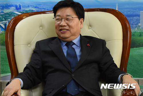 【대전=뉴시스】함형서 기자= 권선택 대전시장이 2일 오전 대전 서구 대전시청 시장실에서 뉴시스와 신년 인터뷰를 하고 있다. 2017.01.02. foodwork23@newsis.com