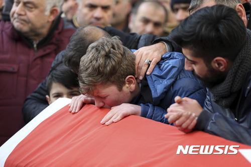 【 이스탄불=AP/뉴시스】터키 이스탄불 나이트클럽 총기난사 테러 희생자 가족이 1일(현지시간) 열린 장례식에서 관에 입을 맞추고 있다. 2017.01.02