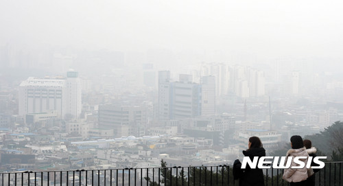 【수원=뉴시스】이정선 기자 = 중국발 스모그의 영향으로 서울과 수도권을 비롯한 전국 대부분 지방에 미세먼지가 짙게 깔린 2일 오전 경기 수원 도심 상공이 희뿌연 모습을 보이고 있다. 2017.01.02. ppljs@newsis.com