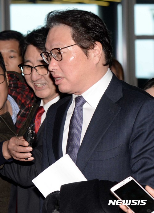 【서울=뉴시스】고범준 기자 = 최태원 SK그룹 회장이 2일 오전 서울 광진구 쉐라톤 그랜드 워커힐 호텔에서 열린 SK그룹 시무식에 참석하고 있다. 2017.01.01. bjko@newsis.com