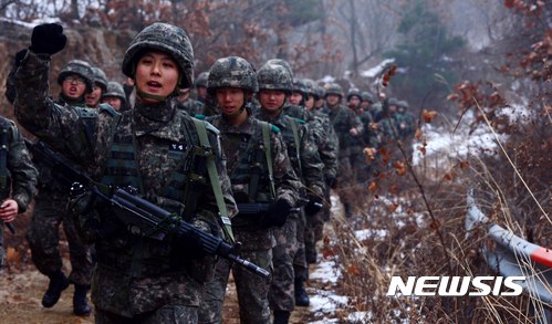 【철원=뉴시스】전신 기자 = 3사단 수색대대 장병들이 강원도 철원 작전지역에서 신년 첫 전술행군을 하고 있다. 2017.01.02&nbsp; photo1006@newsis.com