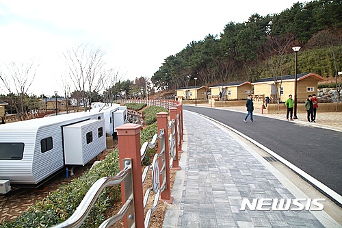 【울산=뉴시스】박일호 기자 = 울산 12경 중의 하나인 동구 대왕암공원에 대규모로 조성된 오토캠핑장이 최대 60대 1의 예약 경쟁률을 보이며 큰 인기를 끌고 있다. 사진은 대왕암공원 오토캠핑장. 2018.01.11. (사진=울산 동구 제공) photo@newsis.com