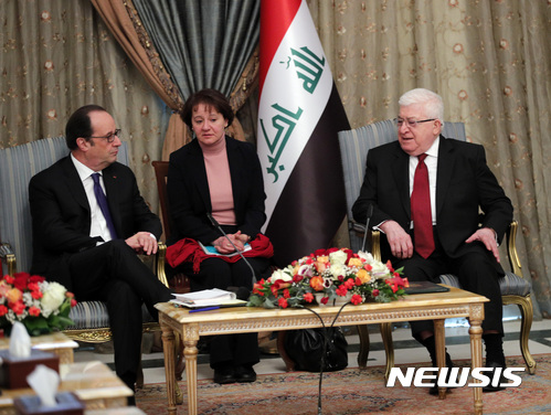 【바드다드=AP/뉴시스】프랑수아 올랑드 프랑스 대통령(왼쪽)이 2일(현지시간) 이라크 바그다드를 방문해 푸아드 마숨 대통령과 대화하고 있다. 2017.01.02 