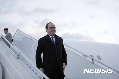 【바그다드=AP/뉴시스】프랑수아 올랑드 프랑스 대통령이 2일(현지시간) 이라크 바그다드 공항에 도착해 전용기에서 내려오고 있다. 2017.01.02 
