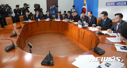 【서울=뉴시스】박주성 기자 = 더불어민주당 우상호 원내대표가 3일 오전 서울 여의도 국회 원내대표실에서 열린 원내대책회의에서 모두발언을 하고 있다.&nbsp; 이날 우상호 원내대표는 이른바 '문화계 블랙리스트' 논란에 대해 "일제시대 친일파와 뭐가 다르냐"고 강력 비판했다. 2017.01.03.&nbsp; park7691@newsis.com 