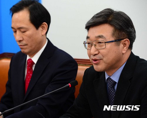 【서울=뉴시스】박주성 기자 = 더불어민주당 윤호중 정책위의장이 3일 오전 서울 여의도 국회 원내대표실에서 열린 원내대책회의에서 모두발언을 하고 있다. 2017.01.03. park7691@newsis.com