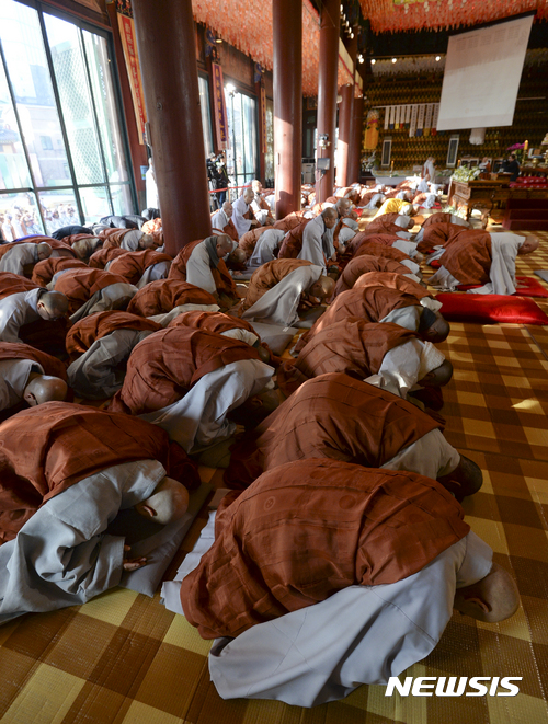 【서울=뉴시스】최진석 기자 = 조계종 종정 진제대종사, 총무원장 자승 스님을 비롯한 스님들이 3일 오전 서울 종로구 조계사에서 불기2561(2017)년 조계종 종정예하 신년하례법회를 봉행하고 있다. 2017.01.03.myjs@newsis.com